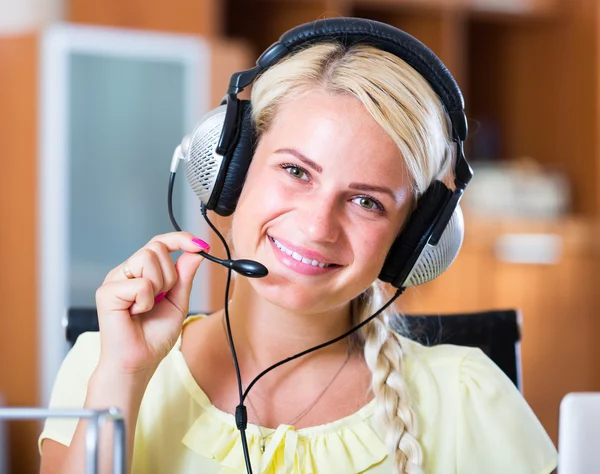 Vrouw die werkt met een headset — Stockfoto