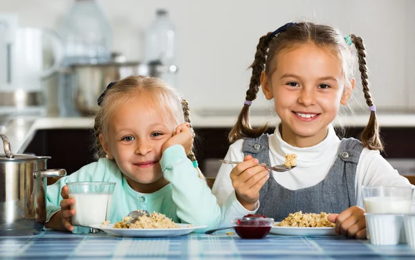 Gülümseyen kız sağlıklı yulaf ezmesi yemek — Stok fotoğraf