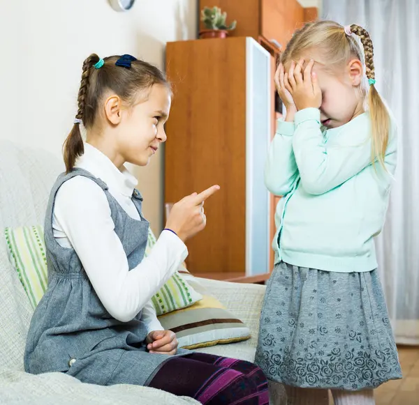 Ragazza lecturing sorellina a casa — Foto Stock