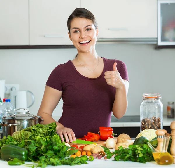 Jonge brunette koken groenten — Stockfoto