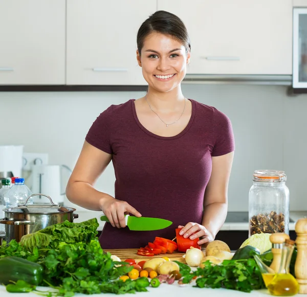 Giovane bruna cucina verdura — Foto Stock