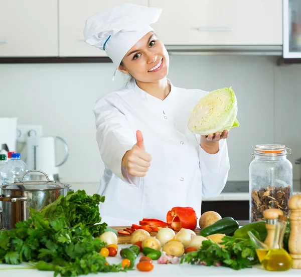 Femme en uniforme à la cuisine — Photo