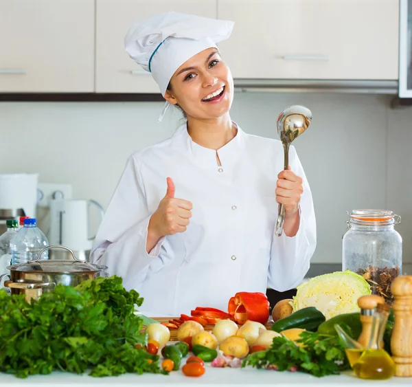 Professionele chef-kok met groenten — Stockfoto