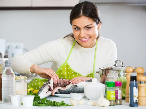 Huisvrouw zouten neer zalm vissen — Stockfoto