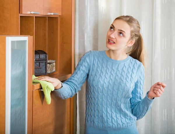 Vidám lány otthon takarítás — Stock Fotó