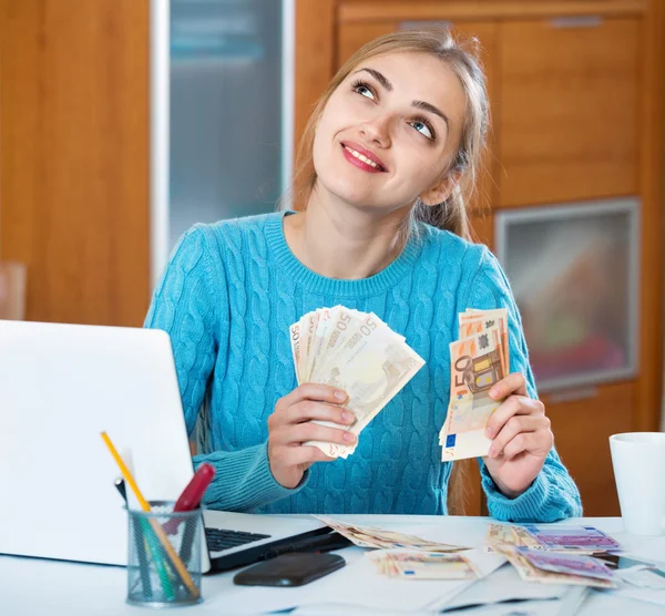 Woman earning money being freelancer — Stock Photo, Image