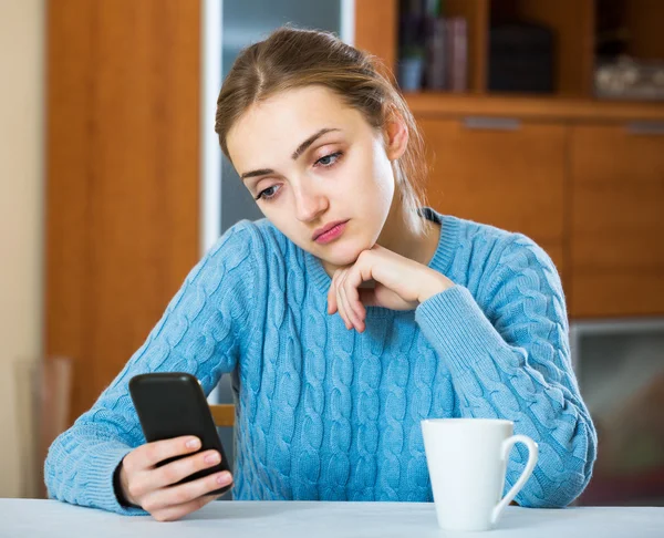 Flicka väntar på ett telefonsamtal — Stockfoto