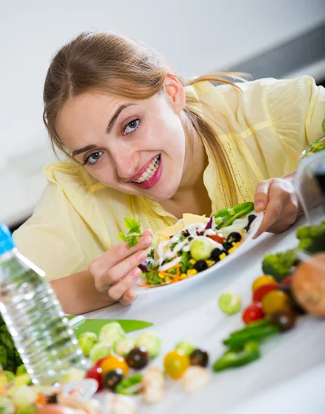 Vrouw met plaat salade van groenten — Stockfoto