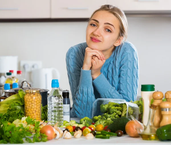 Vrouw herinnerend aan recept voor het diner in de keuken — Stockfoto