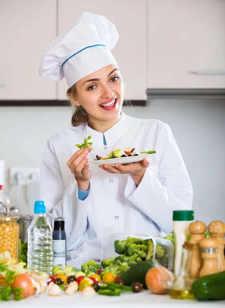 Mujer positiva en uniforme de cocinero —  Fotos de Stock