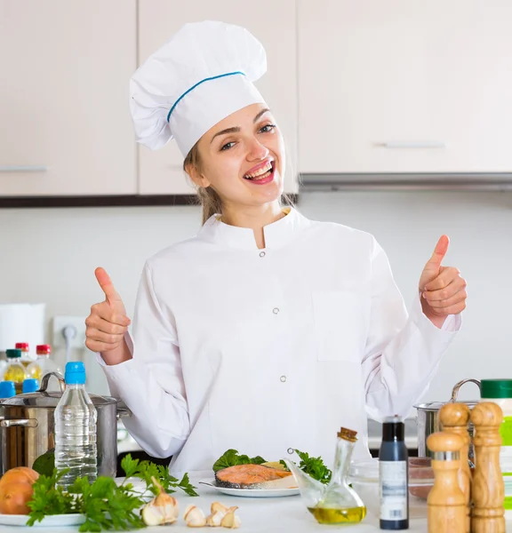 Cocinero joven con trucha preparada en plato — Foto de Stock