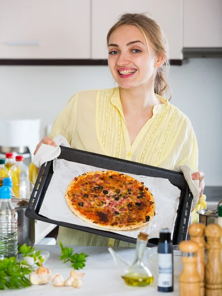 Fille faisant pizza italienne — Photo