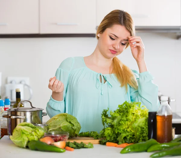 Hemmafru trött på matlagning grönsaker — Stockfoto