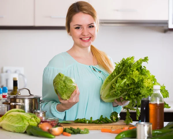 Домохозяйка режет овощи для салата — стоковое фото