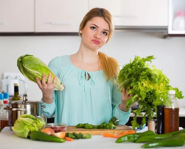 Mujer joven con verduras podridas — Foto de Stock