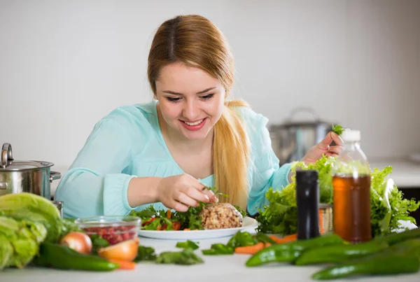 Placa decorativa ama de casa con ensalada de verduras —  Fotos de Stock