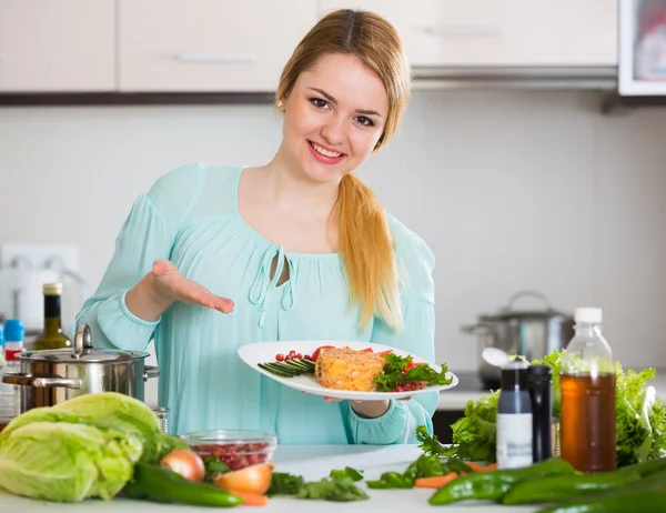 Kvinnliga anläggning tallriken med sallad — Stockfoto