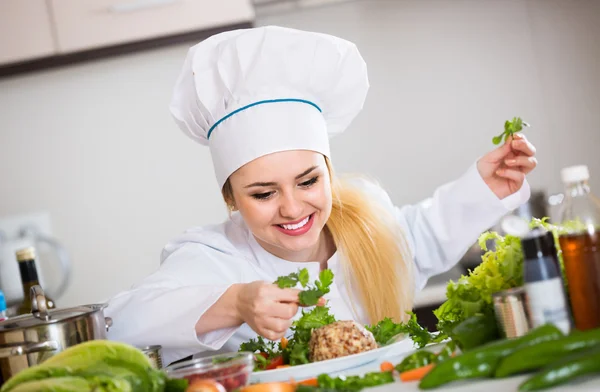 Шеф-кухар прикрашає тарілку салату — стокове фото