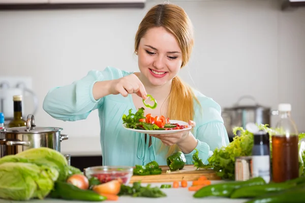 Kadın tabak sebze salatası ile — Stok fotoğraf