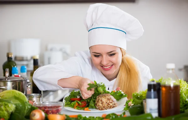 Chef decorating plate of salad — Stock Photo, Image