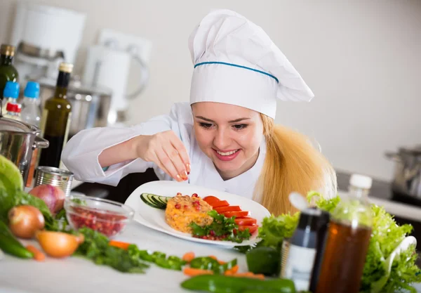 Chef-kok versieren plaat van salade — Stockfoto