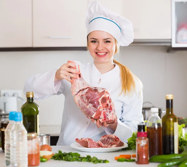 Şef pişirme koyun eti parçaları — Stok fotoğraf