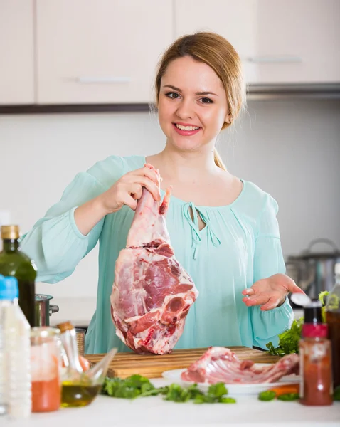 Menina com costelas de cordeiro e hock — Fotografia de Stock