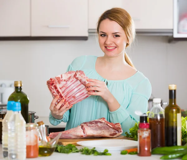 Vrouw koken schapenvlees — Stockfoto