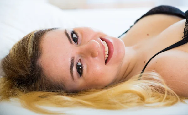 Rubia sonriente con ropa interior reveladora — Foto de Stock