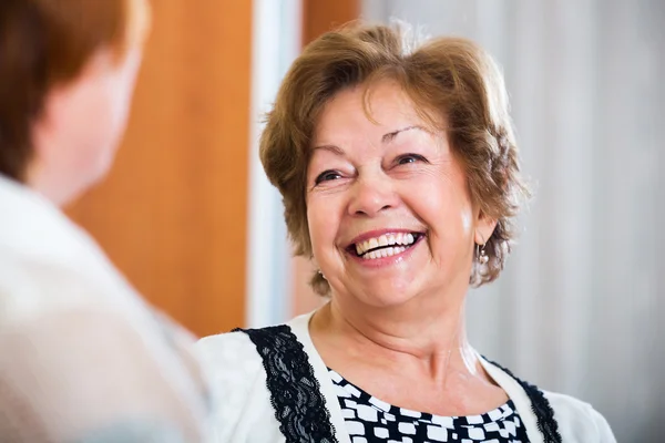 Ältere Freunde bei netten Gesprächen — Stockfoto