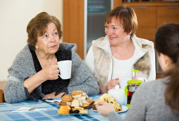 Senior women talking with girl — Stock Photo, Image