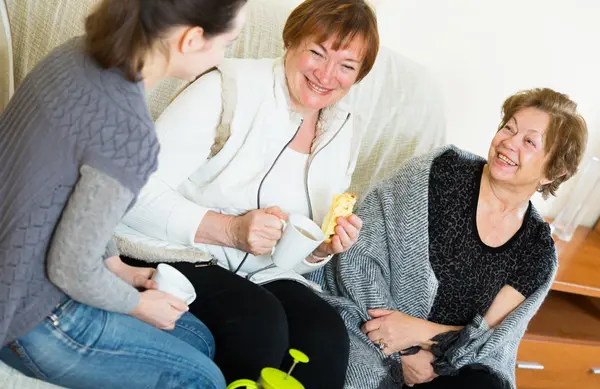 Ragazza che fa visita alle nonne anziane — Foto Stock