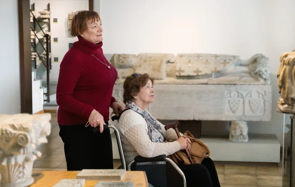 Donna anziana e la sua amica in galleria — Foto Stock