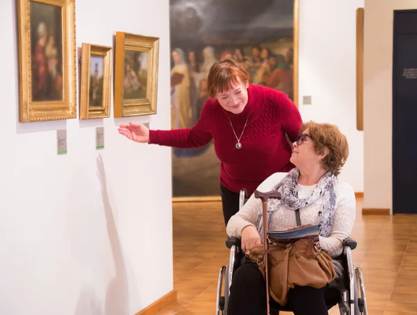 Zwei Frauen beim Betrachten von Kunstwerken — Stockfoto