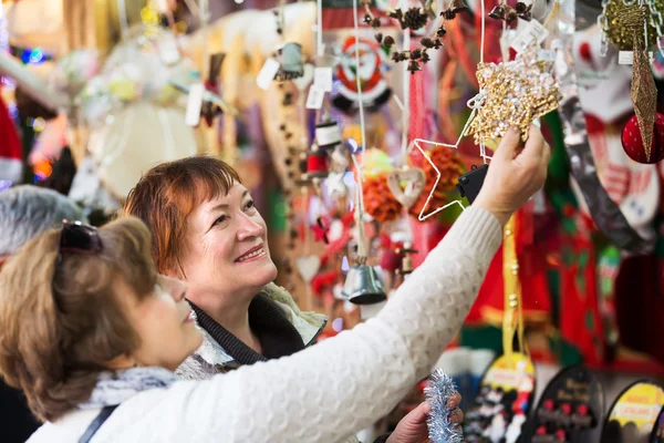 Mujeres mayores en el mercado de Navidad —  Fotos de Stock