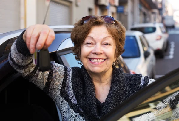 Mature woman posing near car — Stock Photo, Image