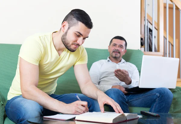 Father helping his son — Stock Photo, Image