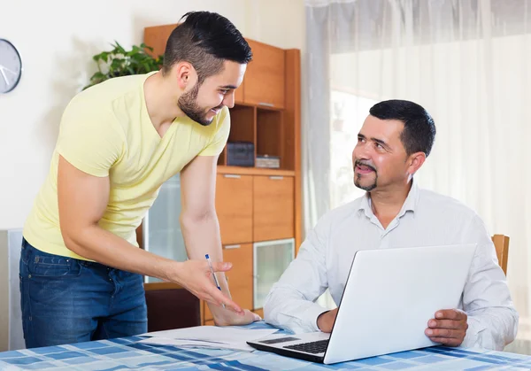 Mature father helping adult son — Stock Photo, Image