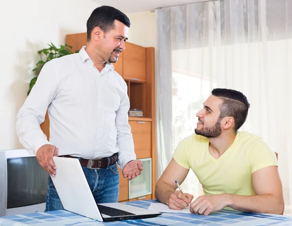 Dos hombres con portátil en casa —  Fotos de Stock