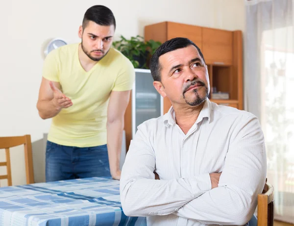 Twee ernstige mannen die conflict veroorzaken — Stockfoto