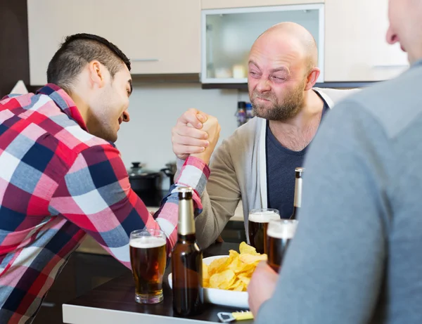 Lachende en dronken mannen armpje — Stockfoto