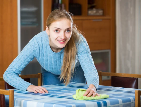 Hospodyňka práškování stůl v obývacím pokoji Stock Snímky