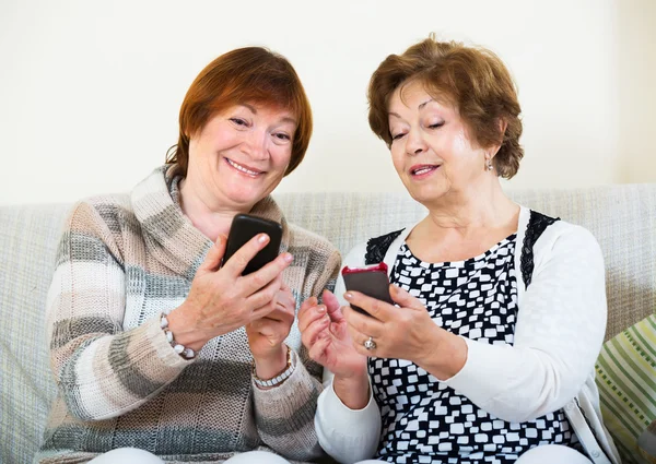 Mujeres mayores con teléfonos móviles Imagen De Stock