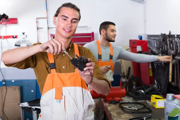 Two mechanics in workshop — Stock Photo, Image