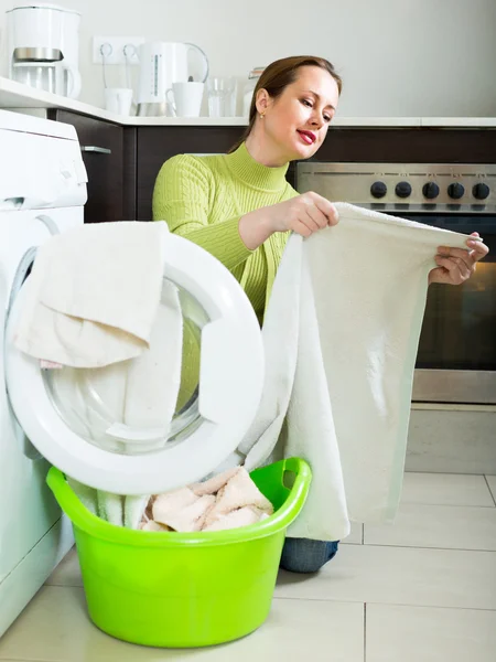 Μελαχρινή γυναίκα κοντά σε πλυντήριο ρούχων — Φωτογραφία Αρχείου
