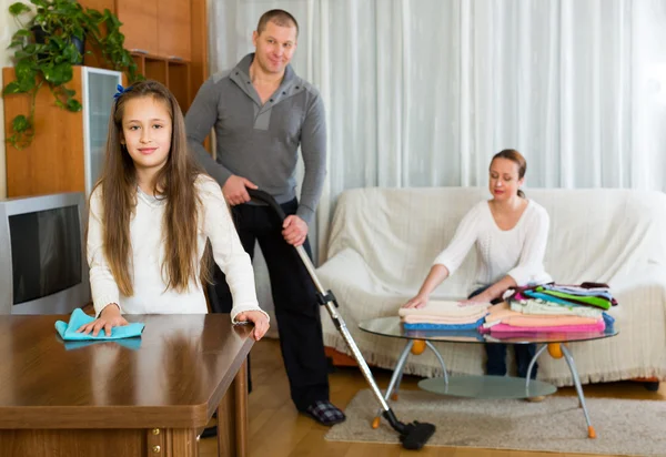 Mor, far og jente som gjør generell rengjøring – stockfoto