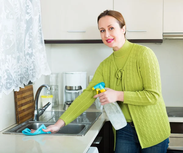 Mobili per la pulizia femminile in cucina — Foto Stock