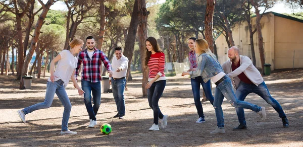 Friends running with ball — Stock Photo, Image