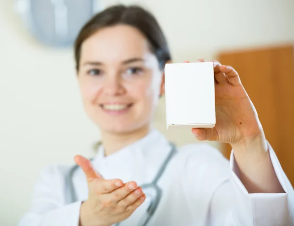 Médico oferecendo novo remédio na caixa — Fotografia de Stock