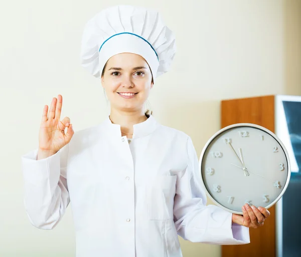 Mulher o cozinheiro com relógio — Fotografia de Stock